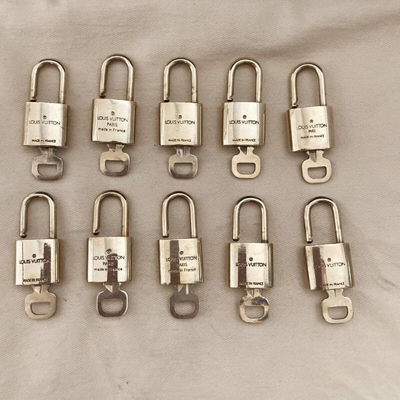 authenticity guaranteed LOUIS VUITTON LV 10 SET PADLOCK KEY BAG CHARM CADENA - Picture 2 of 4